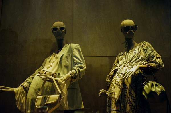 De l'accessoire chic au compagnon de voyage : l'évolution fascinante des sacs féminins