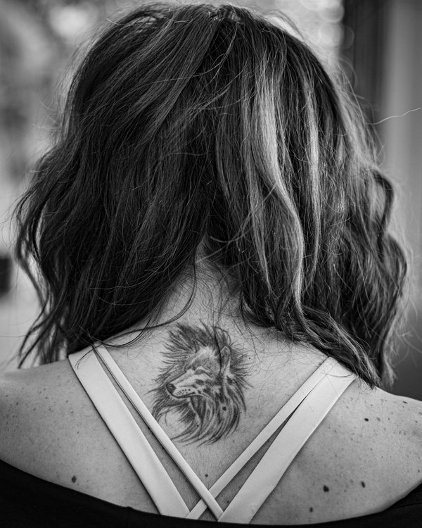 Tatouage loup pour femme : symbolisme et styles tendance